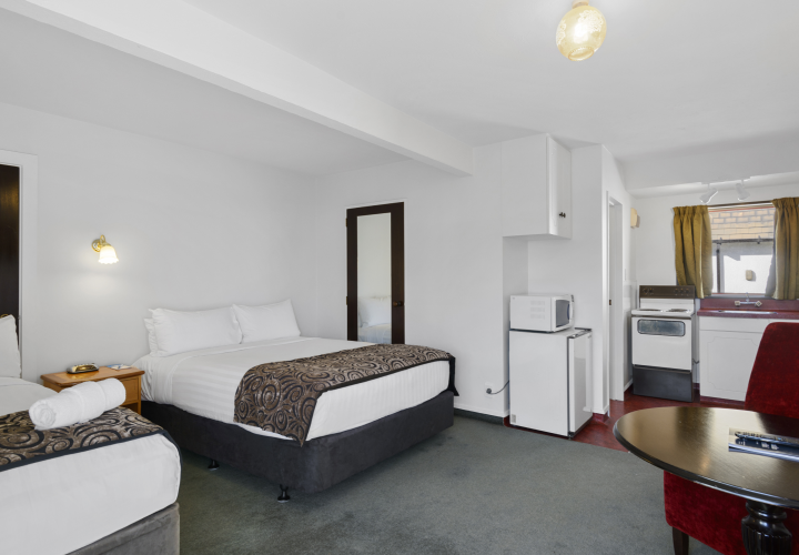 Cotswold-Motor-Inn-Studio-Queen-Single-Small