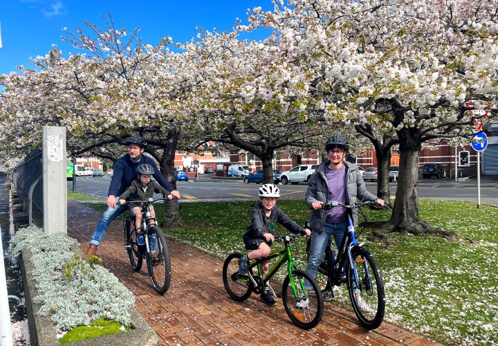 Dunedin-Family-Cycling-Small