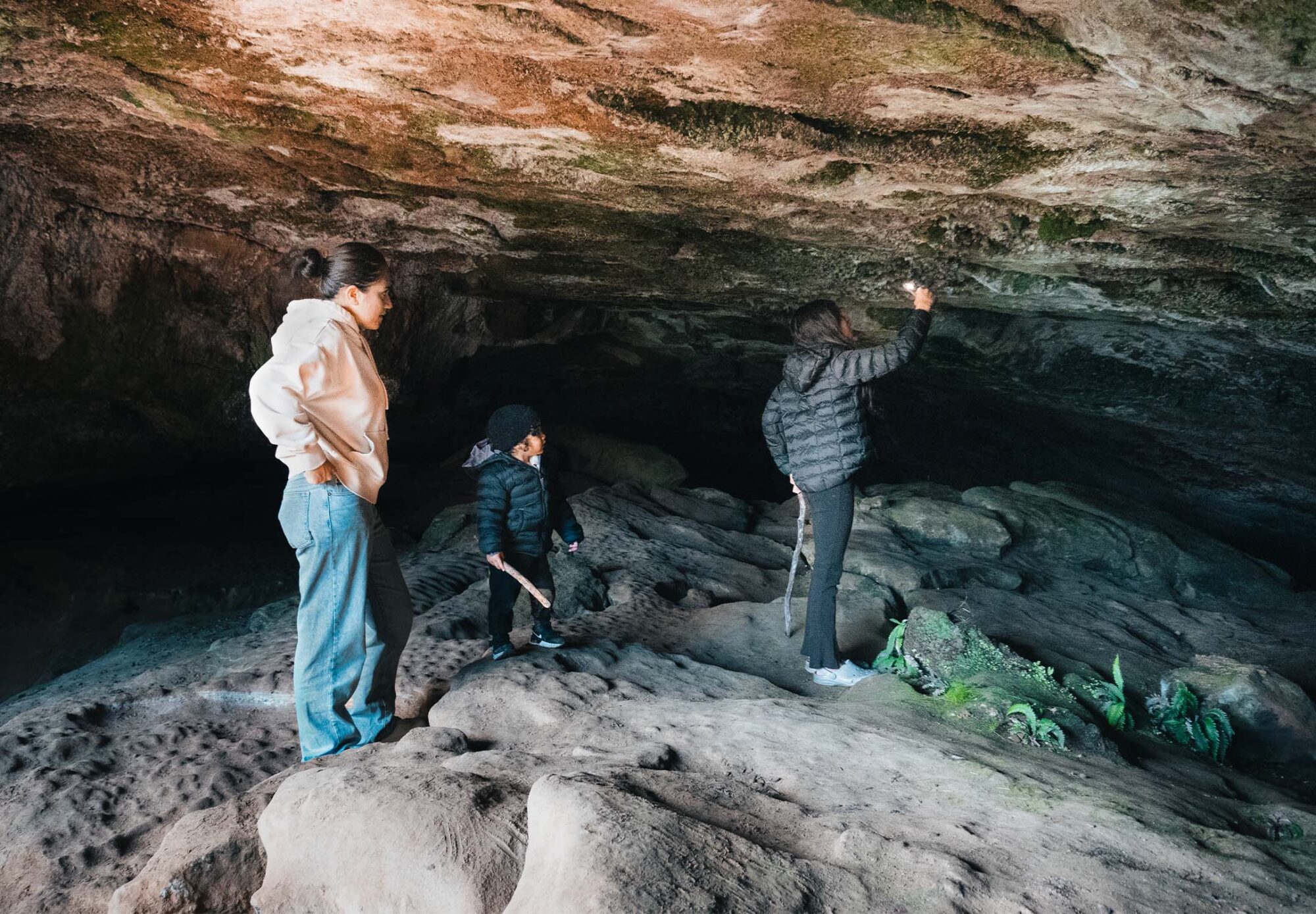 Family visiting the Punakaiki Cavern website_regular