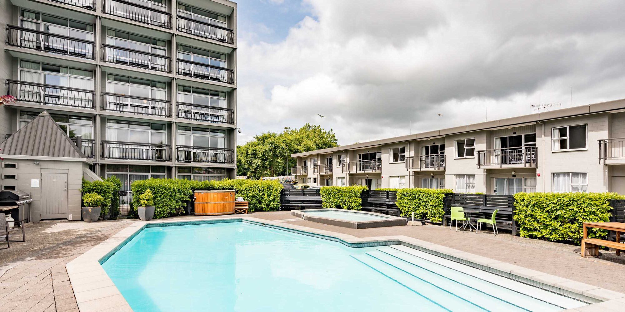 Heartland-Ambassador-Hotel-Hamilton-Exterior-Pool-Banner-2