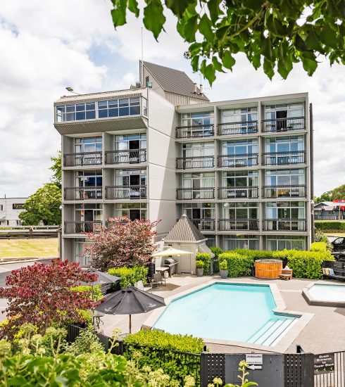 Heartland-Ambassador-Hotel-Hamilton-Exterior-Regular