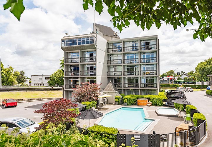 Heartland-Ambassador-Hotel-Hamilton-Exterior-Small