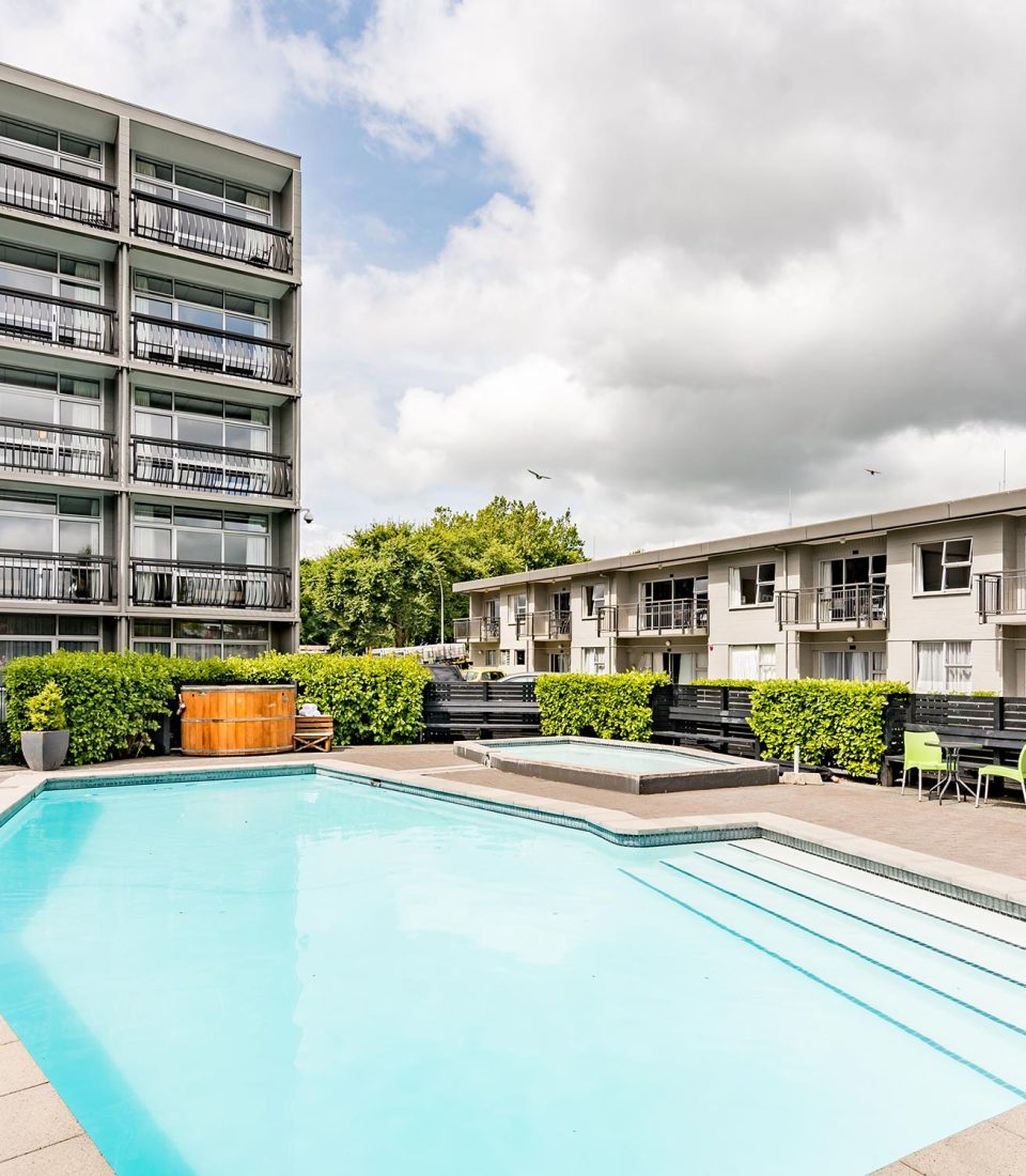 Heartland-Ambassador-Hotel-Hamilton-Pool-1-Regular