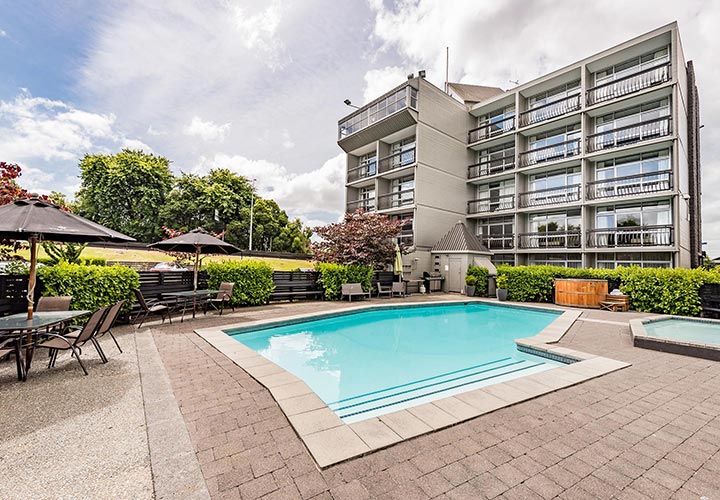 Heartland-Ambassador-Hotel-Hamilton-Pool-2-Small