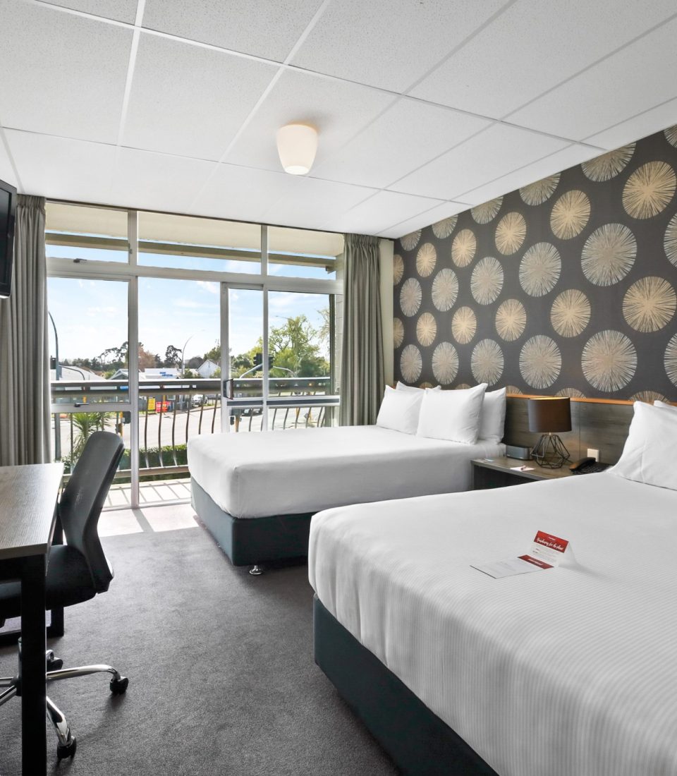 Heartland-Ambassador-Hotel-Standard-Room-1-regular