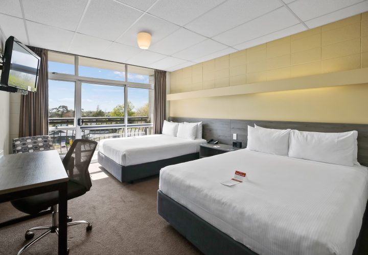 Heartland-Ambassador-Hotel-Superior-Room-4-regular