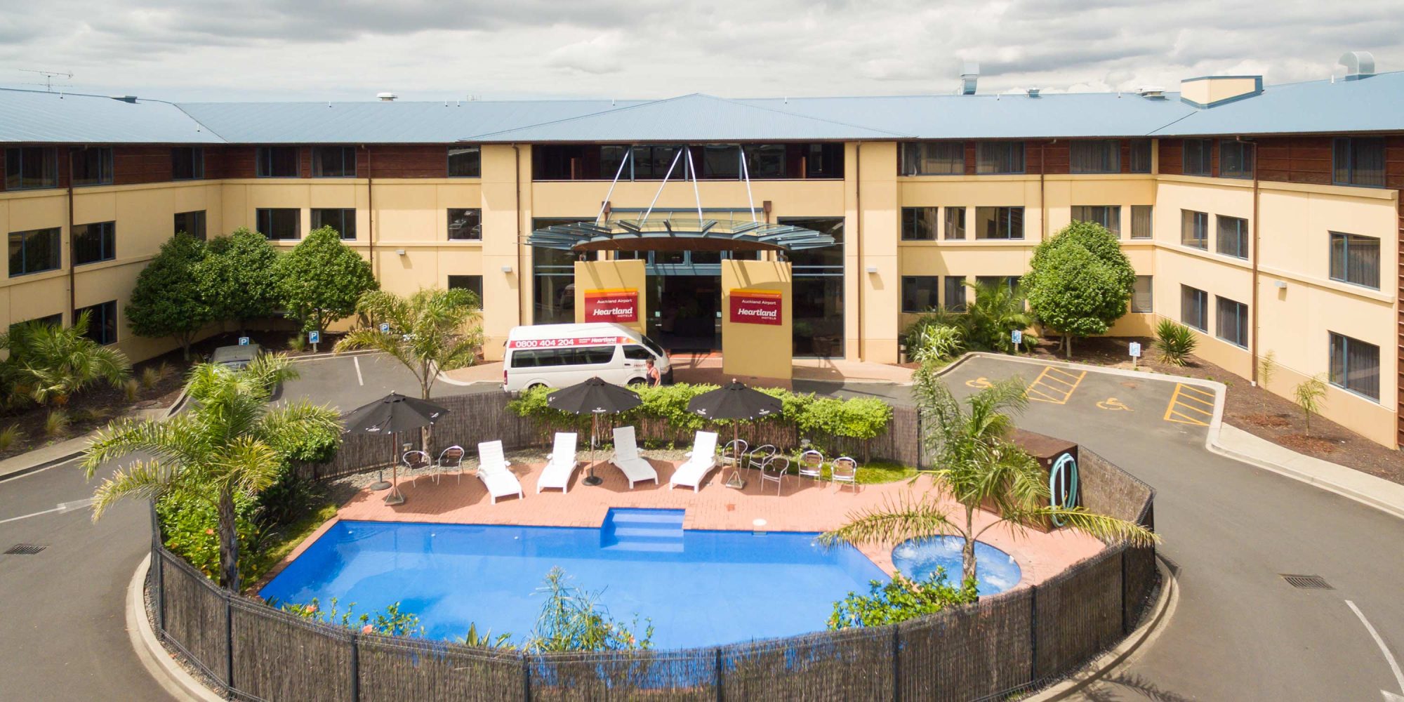 Heartland-Hotel-Auckland-Airport-Exterior-Banner-2