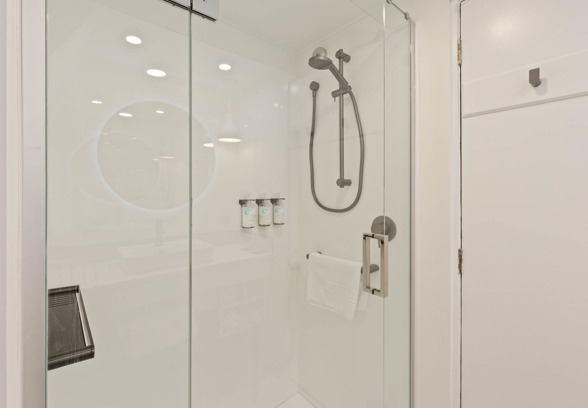 Heartland Hotel Queenstown - Superior Split King Chalet bathroom - 3 of 3 - regular