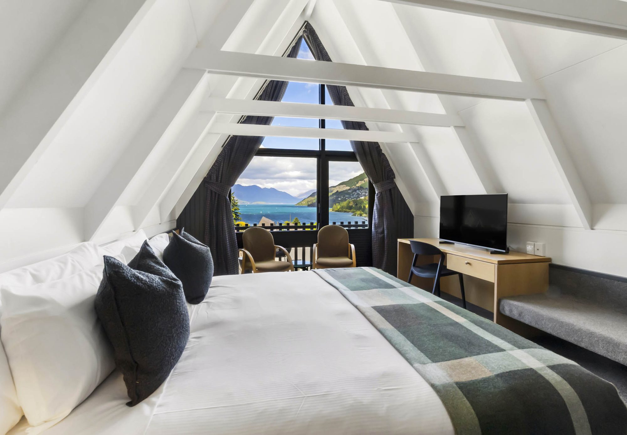 Heartland Hotel Queenstown - Superior Split King Chalet with Lake View - 3 of 8 - regular