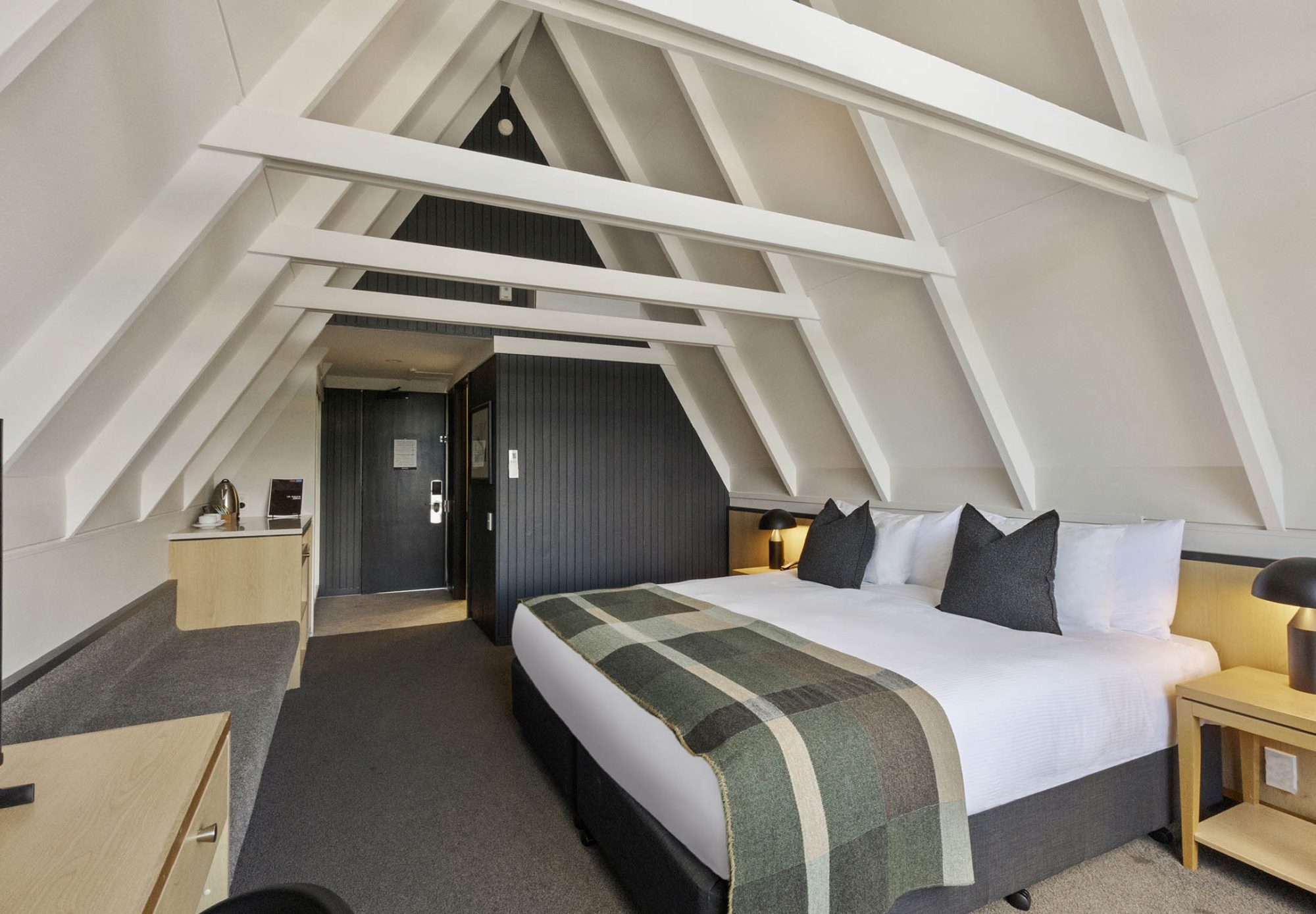 Heartland Hotel Queenstown - Superior Split King Chalet with Lake View - 4 of 8 - regular