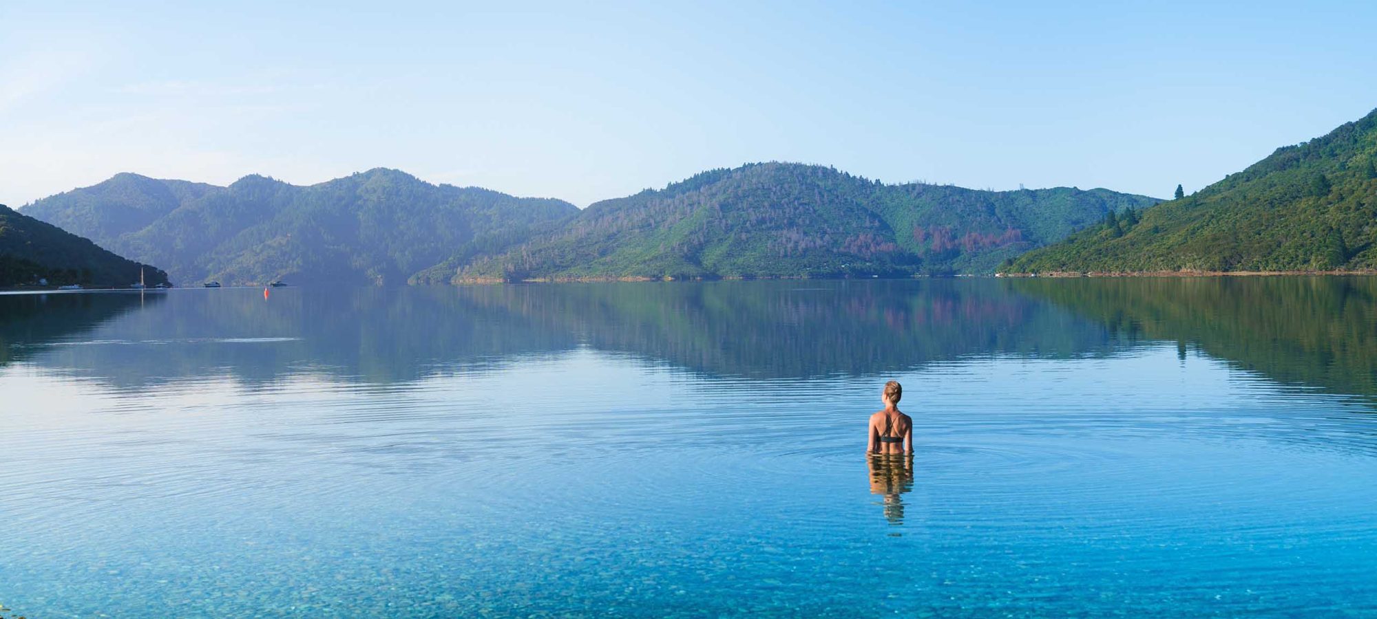 Region-Marlborough-Bay-Water-View-Swimming-Mountains-Scenery-People-Banner