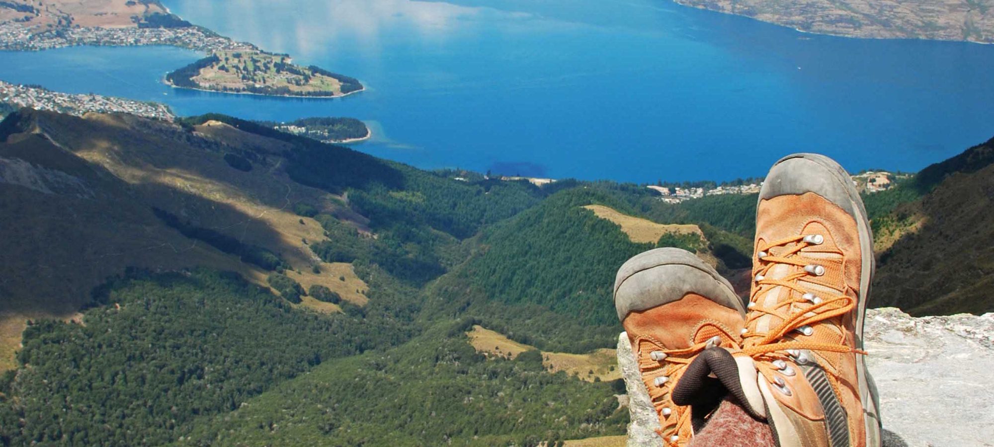 Region-Queenstown-Central-Otago-Lake-Mountains-View-Hiking-People-Banner