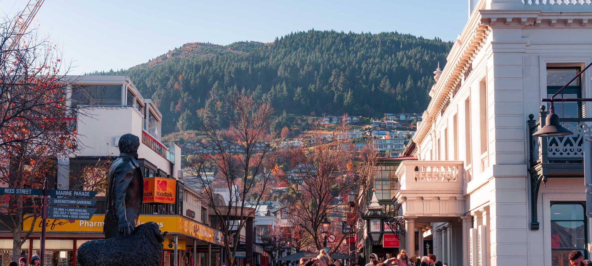 Region-Queenstown-Central-Otago-Town-People-Statue-Street-Centre-Banner