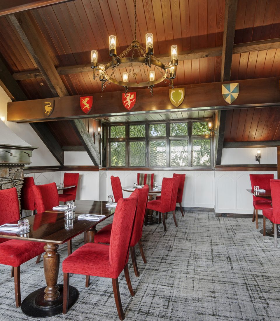 Scenic-Cotswold-Restaurant-Fireplace