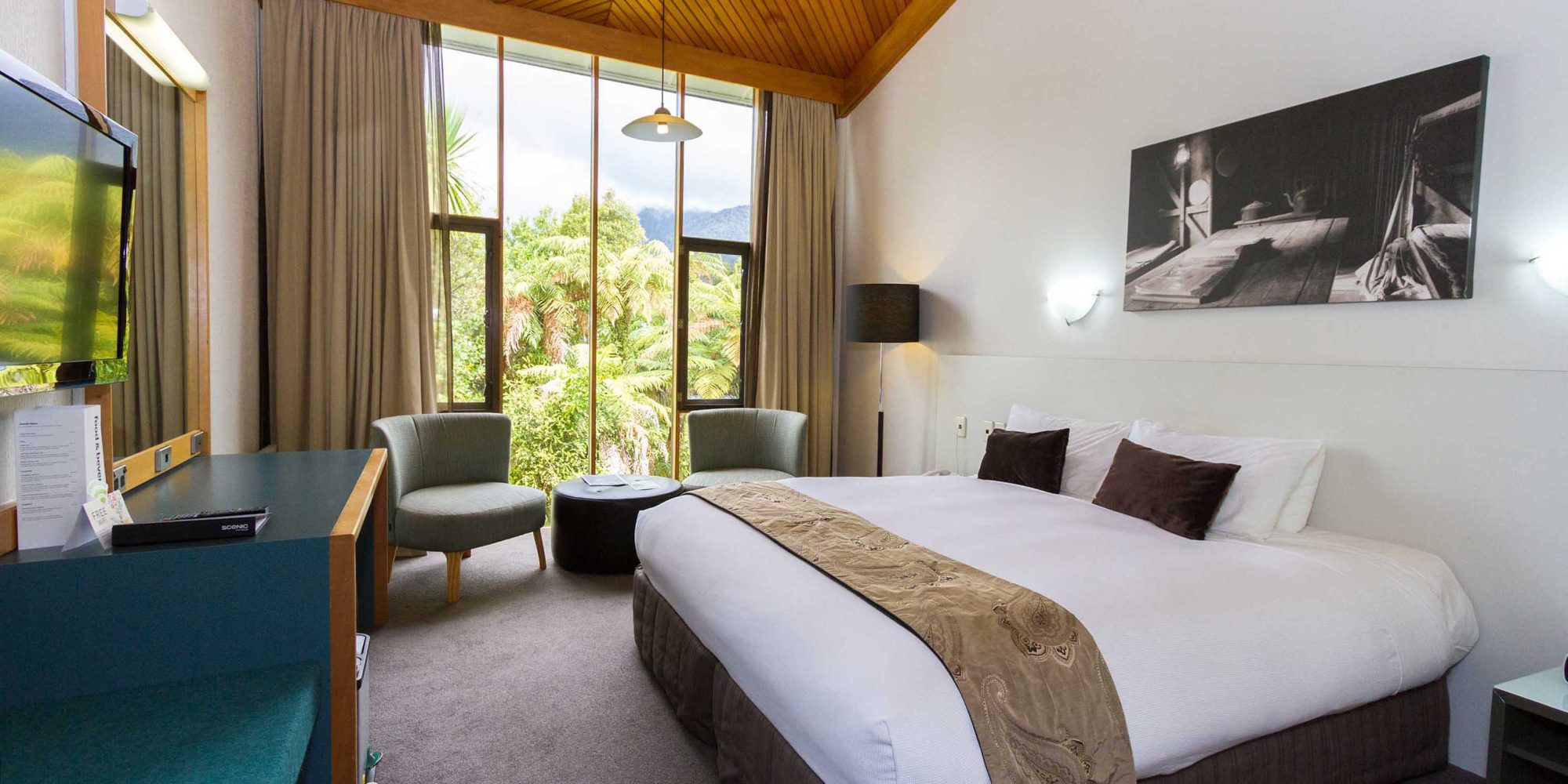 Scenic-Hotel-Franz-Josef-Glacier-Guest-Room-2-Banner