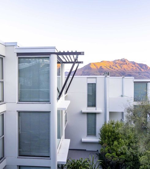 Scenic-Suites-Queenstown-Exterior-Mountain-View-Sunset-1-Regular
