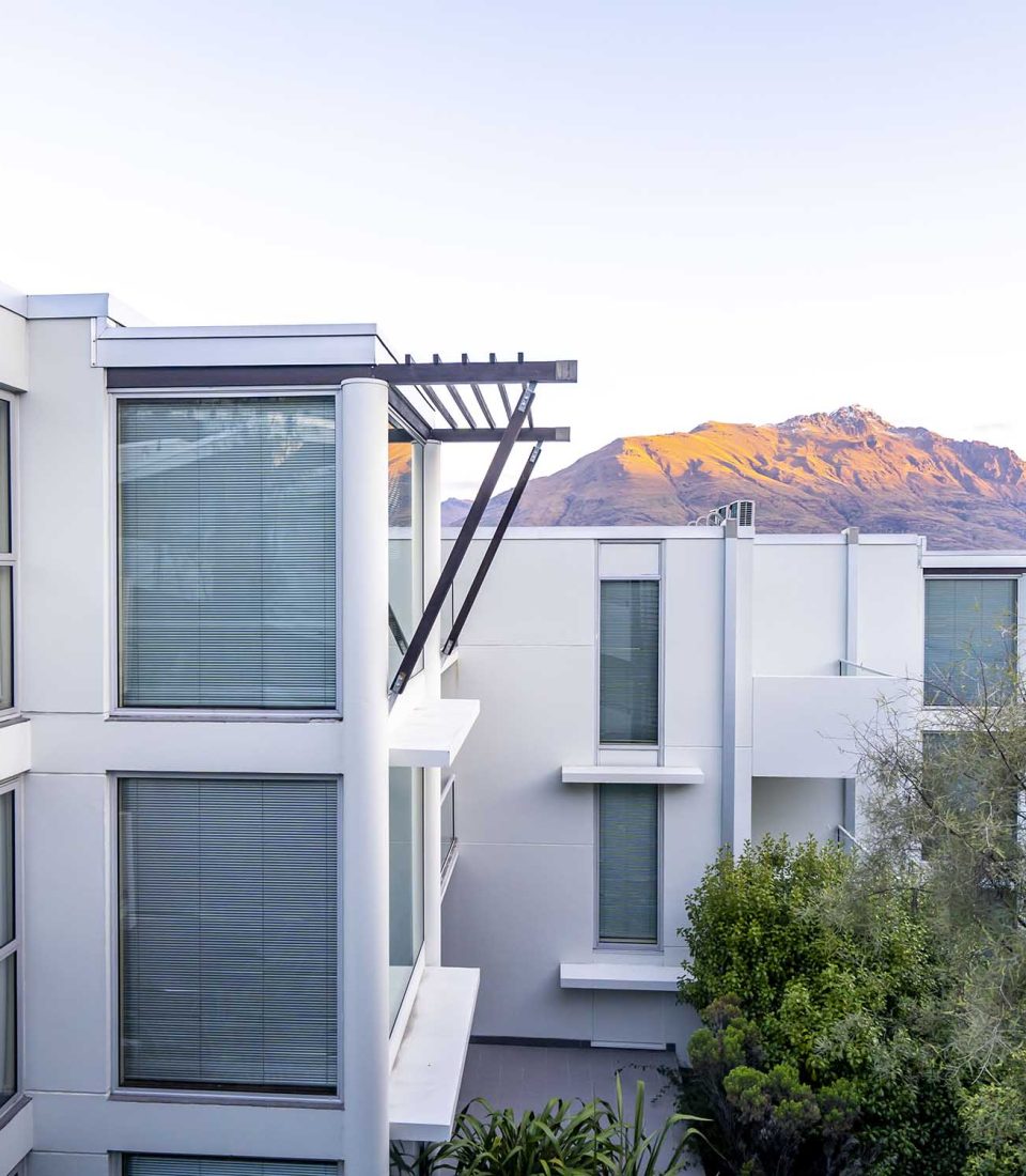 Scenic-Suites-Queenstown-Exterior-Mountain-View-Sunset-1-Regular
