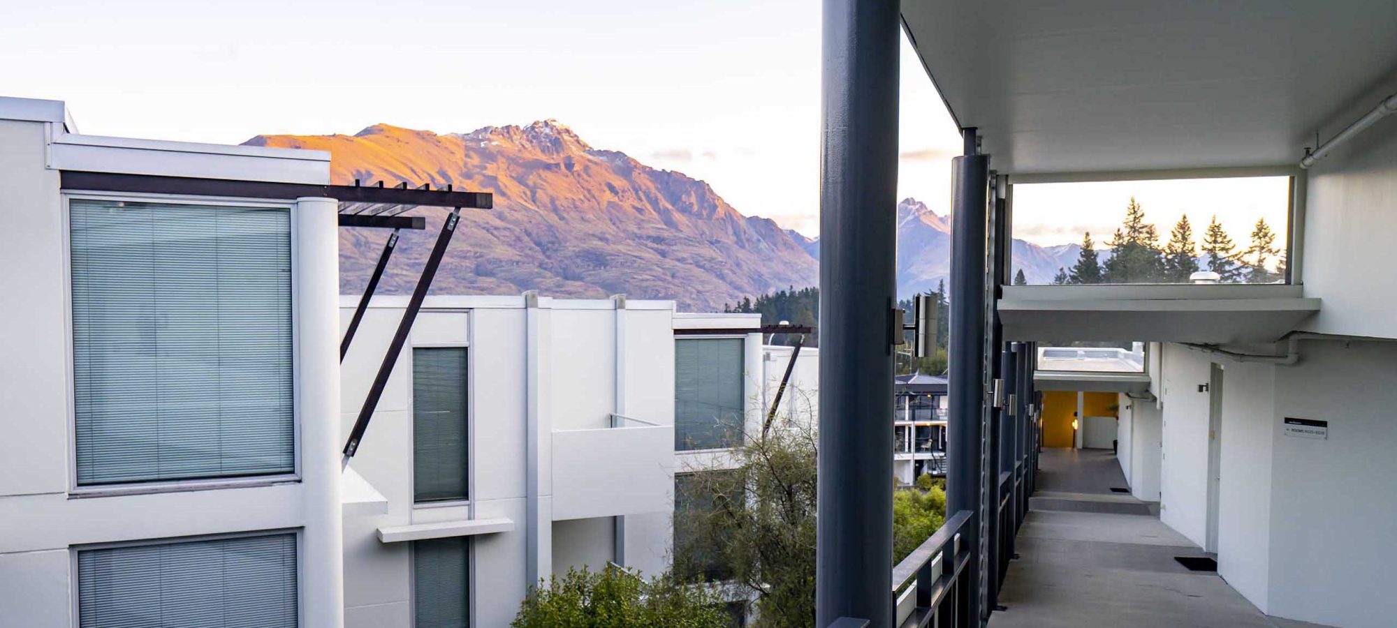 Scenic-Suites-Queenstown-Exterior-Mountain-View-Sunset-2-Banner